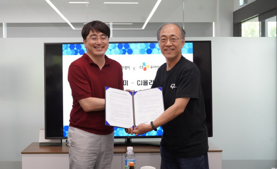 13일 서울 강남구 개포디지털혁신파크에서 차인혁(왼쪽) CJ올리브네트웍스 대표와 이민석 이노베이션 아카데미 학장이 업무협약을 체결한 후 기념촬영을 하고 있다.  CJ올리브네트웍스 제공